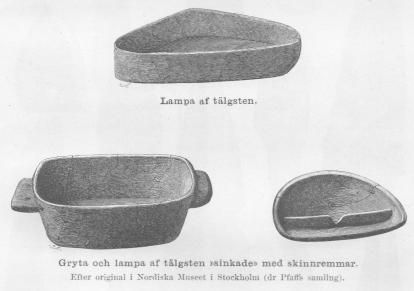 <smalIll. O. S.[=Sörling]</smal<bLampa af tälgsten.<bGryta och lampa af tälgsten »sinkade» med skinnremmar.<bEfter original i Nordiska Museet i Stockholm (dr Pfaffs samling).