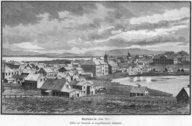 <smalIll. R. H.[=Haglund]                                        W. MEYER, X. A.</smal<bReykjavik (från NO.)<bEfter en fotografi af expeditionens fotograf.