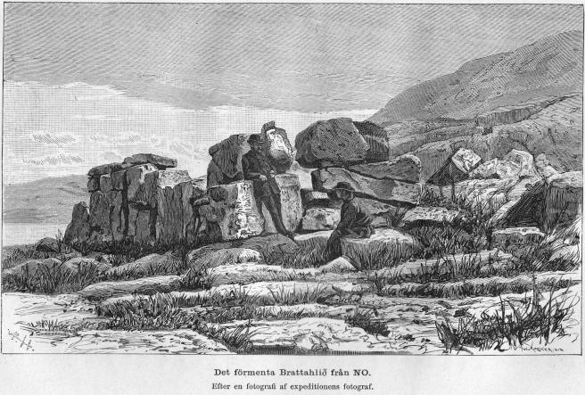 <smalIll. R. H.[=Haglund]                                        W. MEYER, X. A.</smal<bDet förmenta Brattahlið från NO.<bEfter en fotografi af expeditionens fotograf.