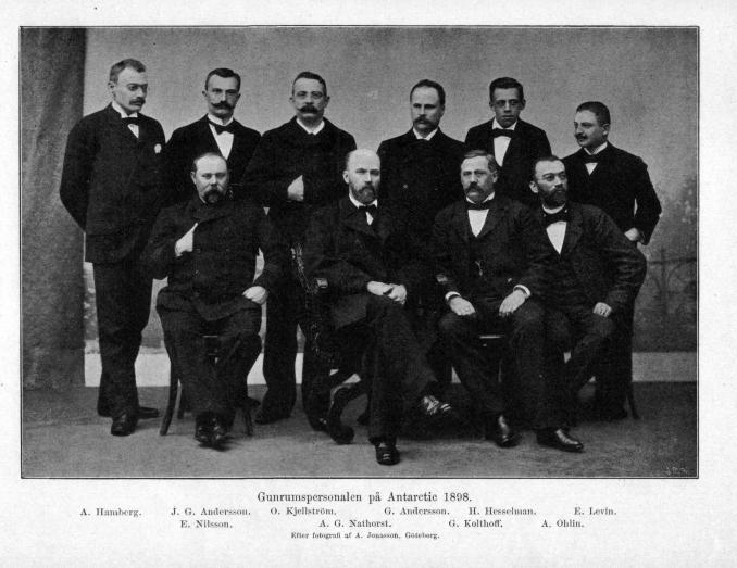 Gunrumspersonalen på Antarctic 1898.<bA. Hamberg. J. G. Andersson. O. Kjellström. G. Andersson. H. Hesselman. E. Levin.<bE. Nilsson. A. G. Nathorst. G. Kolthoff. A. Ohlin.<bEfter fotografi af A. Jonasson, Göteborg.