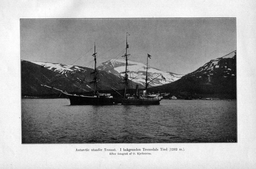 Antarctic utanför Tromsö. I bakgrunden Tromsdals Tind (1232 m.).<bEfter fotografi af O. Kjellström.