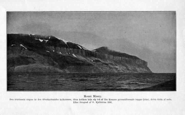 Mount Misery.<b<bDen tvärbranta stupan är den öfverkarboniska kalkstenen, öfver hvilken höja sig två af Tre Kronors pyramidformade toppar (trias), delvis dolda af moln.<b<bEfter fotografi af O. Kjellström 1898.