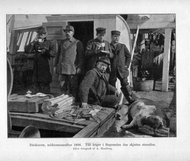 Däcksscen, midsommarafton 1898. Till höger i förgrunden den skjutna storsälen.<bEfter fotografi af A. Hamberg.