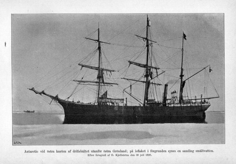 Antarctic vid östra kanten af drifisbältet utanför östra Grönland; på isflaket i förgrunden synes en samling smältvatten.<b<bEfter fotografi af O. Kjellström den 30 juli 1898.