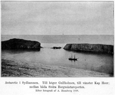 Antarctic i Sydhamnen. Till höger Gullholmen, till vänster Kap Heer;<bmellan båda Södra Borgmästareporten.<b<bEfter fotografi af A. Hamberg 1898.