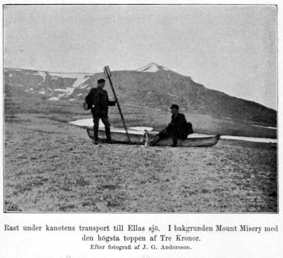 Rast under kanotens transport till Elias sjö. I bakgrunden Mount Misery med<bden högsta toppen af Tre Kronor.<b<bEfter fotografi af J. G. Andersson.