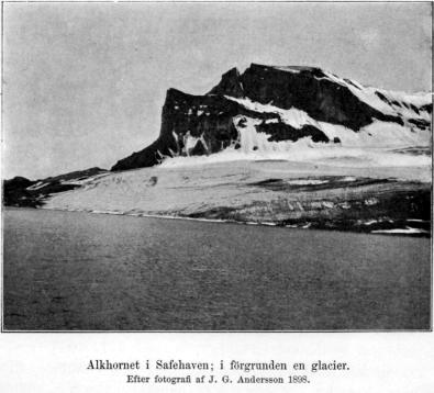 Alkhornet i Safehaven; i förgrunden en glacier.<bEfter fotografi af J. G. Andersson 1898.