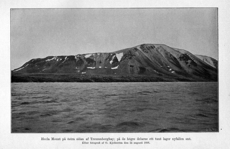 Hecla Mount på östra sidan af Treurenbergbay; på de högre delarne ett tunt lager nyfallen snö.<b<bEfter fotografi af O. Kjellström den 24 augusti 1898.