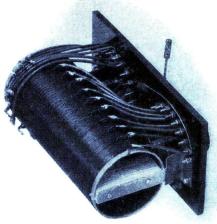 Fig. 4. Lådan borttagen. Spolen och dess<binkoppling synes tydligt.