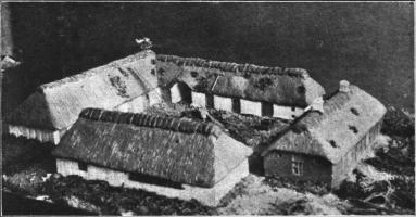 Aakjærs Fødehjem i Aakjær, omkring 1880. Nu nedrevet; Stuehuset faldt 1904.<b(Fot. af Niels Sørensen, Lem, efter en Gibsmodel).
