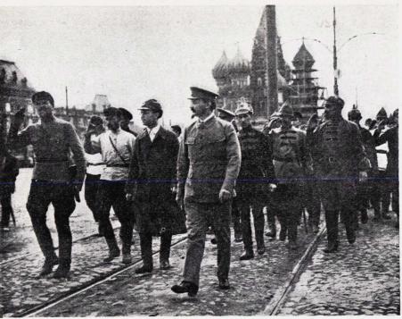 Trotzky i spissen for sin general-stab, på Den Røde Plass.