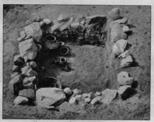 Fig. 4. Østjysk Grav med Lerkar. Fig. 4. Østjysk Grav med Lerkar.
