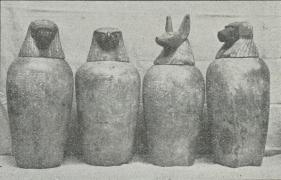 Fire sammenhørende ægyptiske Kanoper.