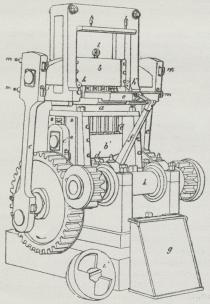 Fig. 4. Presse til prismatisk Krudt, a fast<bMellemstykke, der indeholder Formerne; b og b’ Over- og<bUnderstykke, hvori Stemplerne sidder; c og c’<bPlejlstænger, der bevæger Over- og Understykke; e<bFyldekasse, der glider frem og tilbage og fylder Formerne.