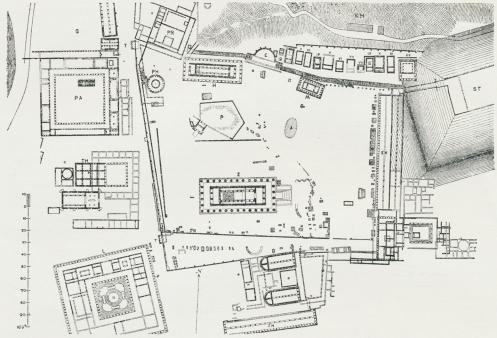 Altis i Olympia (Grundrids). A Store Zeus-Alter, B Buleuterion, E Herodes Atticus’ Exedra, EH Echohal,<bG Gymnasion, H Hera’s Tempel, KH Kronos-Høj, L Leonidaion, M Metroon, N Paionios’ Nike, P<bPelops-Helligdom, PA Palæstra, PH Philippeion, PR Prytaneion, SH Sydhal, ST Stadion, T Porte i Altis-Muren,<bTH Theokoleion, Z Zeus’ Tempel, I—XII Skatkamre. Foroven til venstre: Kladeios.