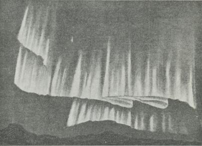Fig. 2. Nordlystæpper, efter Tegning fra den danske Ekspedition<btil Godthaab 1882—83.