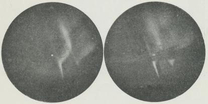 Fig. 5. Nordlystæppe, fotograferet fra to langt fra hinanden (27,5 km) liggende Steder;<bman ser den klare Stjernes forskellige Beliggenhed paa de to Billeder. (<span class=