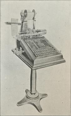 Fig. 3. Manuskriptmaskine til Lanston’s<bSatsstøbningsmaskine »Monotype«. (Model C).