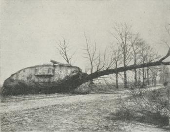 Fig. 3. Engelsk Tank, væltende et Træ.
