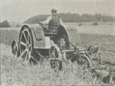 Fig. 2. »Fordson« Tractor som Trækkemaskine.