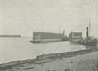 Fig. 12.<bKajmursanlæg i Kjøbenhavns Frihavn. <bSænkekasserne bugseres ud af »Dokhavnen«.