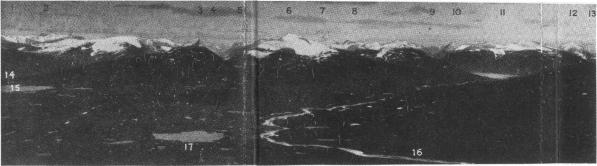Fig. 4. Utsikt från Mattåive mot högfjällens västrand. 1 Soltaglacieren, 2 Mikkaglacieren, 3 Kuoper, 4<bKuopervagge, 5 Skårvatjåkko. 6 Lanjektjåkko, 7 Akatjåkko, 8 Sadelberget, 9 Neitarippe, 10 Skaite, 11 Sarvestjåkko, därunder<bAlkajaure, 12 Jeknatjåkko, 13 Jeknavagge, 14 Kuopervagge, 15 Pårojaure, 16 Mellätno, 17 Mattuaratj. – A. H. 18 aug. Fig. 4. Utsikt från Mattåive mot högfjällens västrand. 1 Soltaglacieren, 2 Mikkaglacieren, 3 Kuoper, 4<bKuopervagge, 5 Skårvatjåkko. 6 Lanjektjåkko, 7 Akatjåkko, 8 Sadelberget, 9 Neitarippe, 10 Skaite, 11 Sarvestjåkko, därunder<bAlkajaure, 12 Jeknatjåkko, 13 Jeknavagge, 14 Kuopervagge, 15 Pårojaure, 16 Mellätno, 17 Mattuaratj. – A. H. 18 aug.