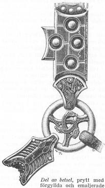 Del av betsel, prytt med förgyllda och emaljerade bronsbeslag. Vendel. <su1</su/<su2</su.