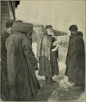 Grefve Tolstoy och hjelpsökande bönder.<bEfter fotografi, taget af författaren.