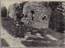 Fig. 32. Hjälmseryds gamla kyrka. (från sydost). Fig. 32. Hjälmseryds gamla kyrka. (från sydost).