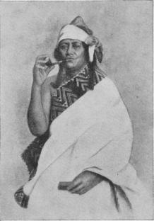 En gammal Wahine, som njuter av civilisationens frukter.<bFoto från 1884.