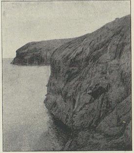 c. Fjell-vegg med avrunnet kant på<bvestsiden av Sørhavn.