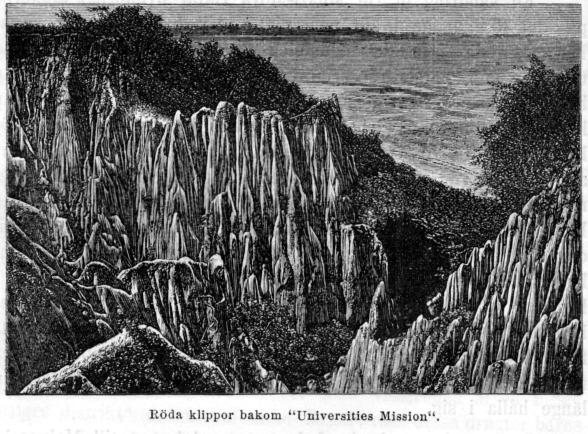 Röda klippor bakom "Universities Mission".