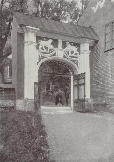 <bDEN S. K. LEJONPORTEN, SOM LEDER IN<bTILL DOMKYRKOGÅRDEN I STRÄNGNÄS,<bSÖDERMANLAND.<b<bDAN SAMUELSON foto.<b