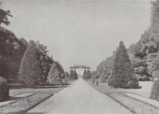 DEN I FRANSK STIL ANLAGDA TRÄDGÅRDEN<bVID ERIKSRERGS SLOTT, SÖDERMANLAND.<b<bC. G. ROSENBERG foto.