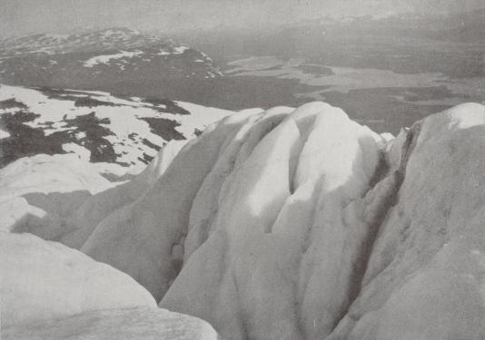 ISFORMATIONER PÅ HYLLJÖKELN, AKKA, LAPPLAND.<b<bHARALD HAAKE foto.
