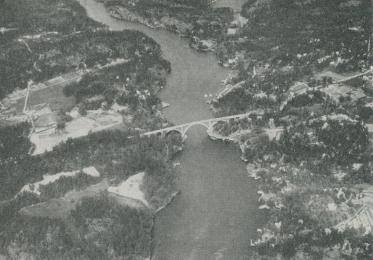 SKURUSUNDET NÄRA STOCKHOLM ÄR EN GAMMAL<bJORDBÄVNINGSSPRICKA.<bMarinens flygväsen foto. SKURUSUNDET NÄRA STOCKHOLM ÄR EN GAMMAL<bJORDBÄVNINGSSPRICKA.<bMarinens flygväsen foto.