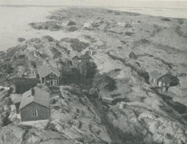 LANDSORTS LOTSSTATION FRÅN FYRTORNET. BERGGRUNDENS<bSKULPTUR ÄR EN MINIATYRBILD AV SÖDERTÖRNS TOPOGRAFI.<bFörf. foto.<b LANDSORTS LOTSSTATION FRÅN FYRTORNET. BERGGRUNDENS<bSKULPTUR ÄR EN MINIATYRBILD AV SÖDERTÖRNS TOPOGRAFI.<bFörf. foto.<b