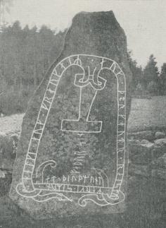 RUNSTEN MED TORSHAMMARE<bPÅ STENKVISTA KYRKOGÅRD.<bErik Brate foto.<b RUNSTEN MED TORSHAMMARE<bPÅ STENKVISTA KYRKOGÅRD.<bErik Brate foto.<b