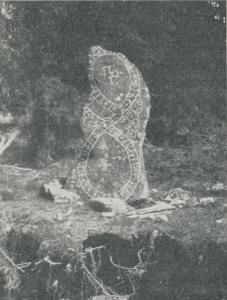SLINGAN PÅ RUNSTENEN I ÖSTERBRÖTA SKOG,<bGRÖDINGE S:N, ERINRAR OM RISTNINGEN PÅ<bPIRÆUSLEJONET I VENEDIG.<bErik Bråte foto.