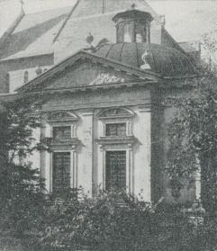 KAGGSKA GRAVKORET VID FLODA KYRKA ÄR ETT<bUTSÖKT PROV PÅ DEN KAROLINSKA BAROCKENS<bBYGGNADSSTIL.<bS. Wallin foto.