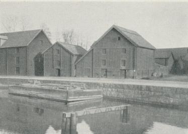 HAMNEN MED SINA PITTORESKA MAGASIN VID KAJERNA<bUTGÖR EN VACKER ENTRÉ TILL STADEN.<b<bD. Samuelson foto. HAMNEN MED SINA PITTORESKA MAGASIN VID KAJERNA<bUTGÖR EN VACKER ENTRÉ TILL STADEN.<b<bD. Samuelson foto.