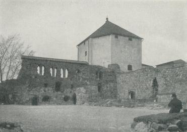 NYKÖPINGSHUS ÄR I SITT NUVARANDE SKICK ETT STÅTLIGT<bMINNE AV MEDELTIDA PROFAN BYGGNADSKONST.<b<bD. Samuelson foto.