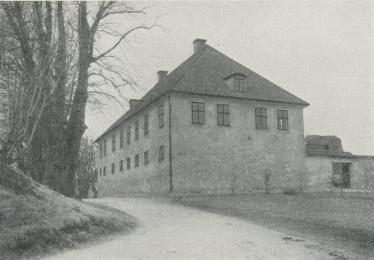 INOM SLOTTSOMRÅDET LIGGER F. D. LÄNSRESIDENSET,<bSOM NU INRYMMER SÖDERMANLANDS MUSEUM.<b<bD. Samuelson foto.