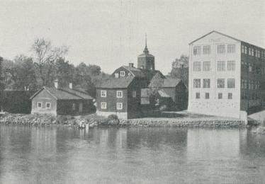 VID NYKÖPINGSÅN FINNER MAN GAMLA BYGGNADER<bOCH MODÄRNA FABRIKER SIDA VID SIDA.<b<bD. Samuelson foto.