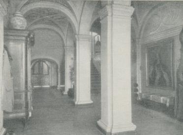 <bDEN VÄLVDA FÖRSTUGAN I BOTTENVÅNINGEN ÄR ETT MINNE AV DET ÄLDSTA<bERIKSBERG, UPPFÖRT AV ERIK GYLLENSTIERNA.<bAlmberg & Preinitz foto.<b