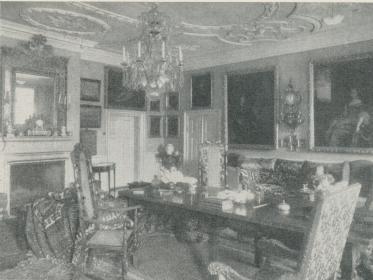 <bVARDAGSSALONGEN MED PORTRÄTT AV ERIKSBERGS FÖRSTA BYGGHERRSKAP, ERIK<bGYLLENSTIERNA OCH BEATA VON YXKULL.<bAlmberg & Preinitz foto.<b <bVARDAGSSALONGEN MED PORTRÄTT AV ERIKSBERGS FÖRSTA BYGGHERRSKAP, ERIK<bGYLLENSTIERNA OCH BEATA VON YXKULL.<bAlmberg & Preinitz foto.<b