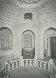 <bEN AV SLOTTETS STÖRSTA SEVÄRDHETER, DET UNIKA<bBADRUMMET FRÅN KAROLINSKA TIDEN.<bAlmberg & Preinitz foto.<b