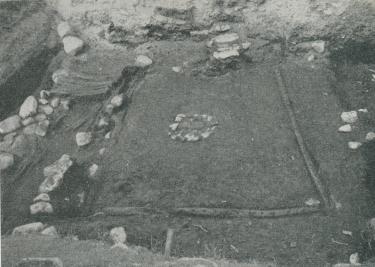LÄMNINGARNA AV ETT KLENHUS PÅ TOMTEN TREKANTEN HA GIVIT OSS EN<bSYNNERLIGEN ÅSKÅDLIG BILD AV HUR SVENSKARNA BODDE UNDER VIKINGATIDEN.<b<bH. Faith-Ell foto. LÄMNINGARNA AV ETT KLENHUS PÅ TOMTEN TREKANTEN HA GIVIT OSS EN<bSYNNERLIGEN ÅSKÅDLIG BILD AV HUR SVENSKARNA BODDE UNDER VIKINGATIDEN.<b<bH. Faith-Ell foto.