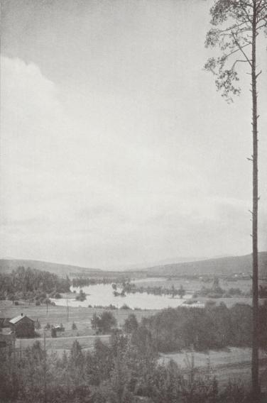 C. G. Rosenberg foto.<bUTSIKT ÖVER KLARÄLVSDALEN FRÅN HELVETESHEDEN I LIKENÄS, VÄRMLAND.