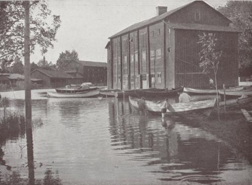 C. G. Rosenberg foto<bDE RÖDA HAMNMAGASINEN VID VARNAN ÄRO PITTORESKA MINNEN FRÅN DET GAMLA<bKRISTINEHAMN, VÄRMLAND.